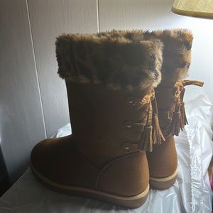 Cheetah Girls Winter Boots New, Size 2M, Tasseled inBack with Bow. Non-Smoking.